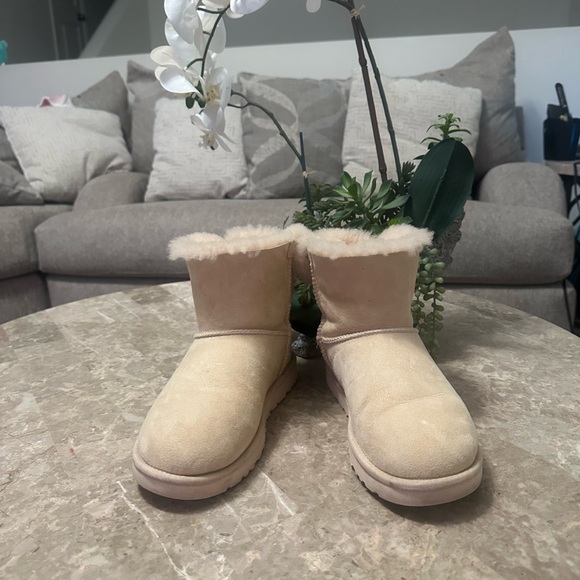 Ugg Australia Women's Mini Bailey Suede Bow Boots size 8 - Picture 5 of 13